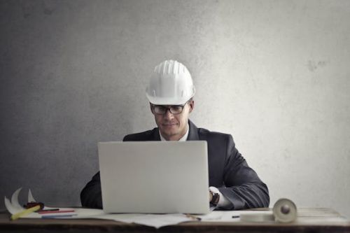 Technicien-arpenteur travaillant sur un ordinateur portable