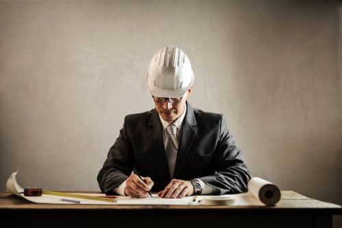 Technologue en bâtiment préparant un plan technique