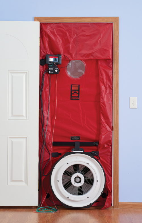 Infiltromètre installé dans une porte