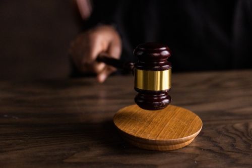 Il est possible de se tourner vers le tribunal pour régler un conflit entre voisins