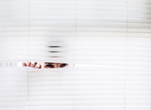 Harcèlement et surveillance : un problème de voisinage qu'il faut régler!