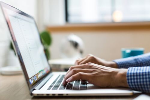 Locataire faisant une recherche sur un ordinateur portable