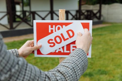 Vendre à vendre avec le signe de vendu