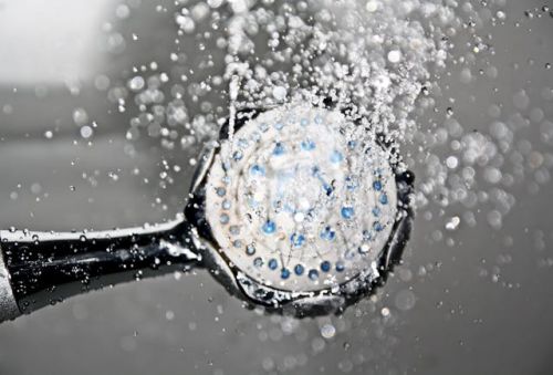 Pommeau de douche crachant de l'eau