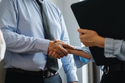Quel est le salaire annuel d'un évaluateur agréé ?